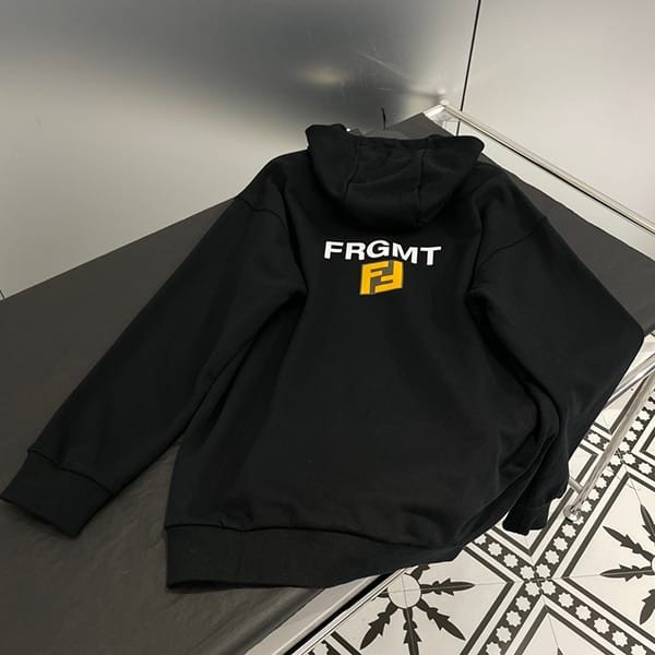 送料無料フェンディ x FRGMT x POKEMON★カイリュー スウェットシャツ 偽物 2色 feu75205